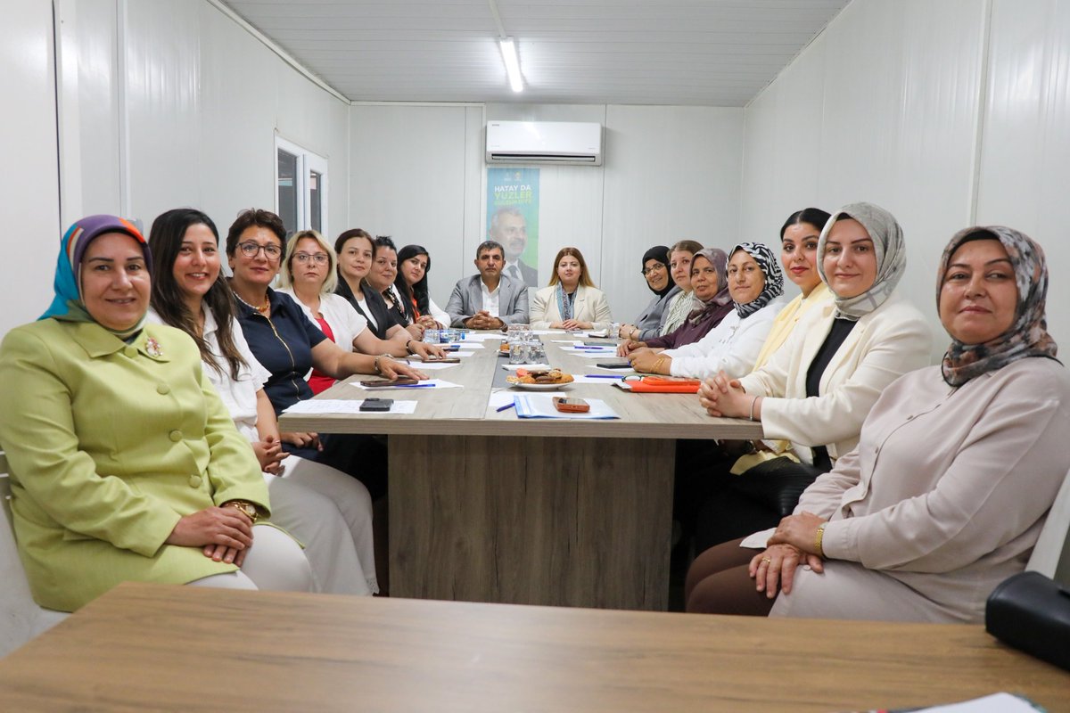 DMustafaErdogan's tweet photo. 📍AK Parti Hatay İl Başkanlığı 

İl Kadın Kolları Başkanımız Av. Fatma Gül ÇALIM ile birlikte İlçe Kadın Kolları Başkanlarımızla istişare ve değerlendirme toplantımızı gerçekleştirdik.

Alınan kararların teşkilatımıza ve Hatay’ımıza hayırlı olmasını diliyorum. https://t.co/ZrJ0feC9rt