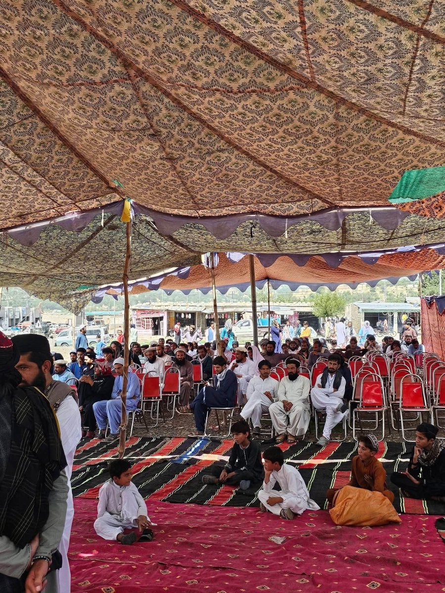muqibullah12's tweet photo. جنوبی وزیرستان کے علاقے مکین بازار میں پشتون شاعر  گیلامن وزیر کی دوسری برسی کے موقع پر ایک یادگاری اجتماع منعقد کیا جا رہا ہے، 
جس میں مقامی افراد، کارکنان اور مختلف شعبہ ہائے زندگی سے تعلق رکھنے والے لوگ شرکت کر رہے ہیں تاکہ انہیں خراجِ عقیدت پیش 
#StateKilledGhilamanWazir https://t.co/MM5TsmdrjE