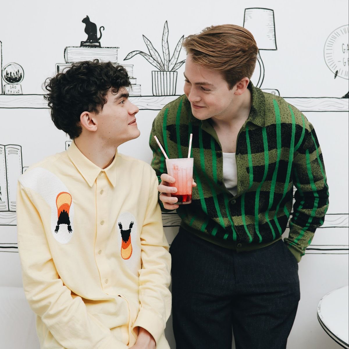 heartstbrasil's tweet photo. 🚨 SPOILERS DE HEARTSTOPPER FOREVER #HeartstopperSpoilers

Embora o filme olhe para o futuro e ofereça vislumbres da vida dos personagens após a escola, há também um forte sentimento de nostalgia. Nick e Charlie observam fotos antigas de quando eram “crianças” (ou seja, adolescentes de 14 e 15 anos) e relembram os primeiros anos da juventude.

Então pergunto a Kit Connor e Joe Locke que conselho dariam a si mesmos no início dessa jornada, antes da fama repentina e da pressão de carregar um fenômeno cultural tão grande.

“Apenas aproveite”, responde Locke sem hesitar. “É tudo muito estranho, intenso e estressante, e eu sei que fiquei preso demais dentro da minha própria cabeça.”

Connor olha para ele como um irmão mais velho protetor.

“Eu diria algo parecido. Não deveria ser assustador. Heartstopper é uma das coisas mais bonitas que você pode fazer. Então abrace toda essa beleza.”

Ter um ao outro ajudou muito.

“Não consigo imaginar passar por isso sozinho”, diz Locke. “Tudo aconteceu com todos nós ao mesmo tempo, então foi maravilhoso ter esse apoio. Principalmente porque é uma experiência tão única.”

As últimas cenas de Connor e Locke juntos foram gravadas em Burnham Park, no condado de Buckinghamshire, uma locação presente ao longo de toda a série.

“Éramos apenas nós dois, o que foi uma forma muito bonita de encerrar tudo”, conta Locke, sorrindo. “Uma cena cheia de carinho.”