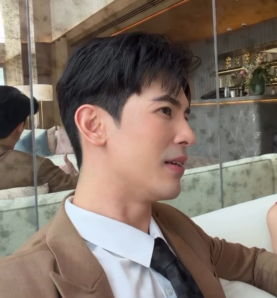 ipiinz's tweet photo. : คุณแน่ใจนะว่าจะไม่รับงานพรีเซนเตอร์สายการบินของผม
: ไม่ครับ ผมมีงานแสดงรัดตัวมากพอแล้ว
: ไม่ใช่เพราะสาเหตุอื่น ?
: ถ้าคุณอยากได้ยินมากนัก ก็ใช่ครับ ผมไม่อยากรับเงินจากสามีเก่า https://t.co/4BzOMN3nEv