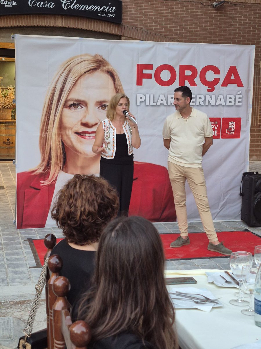 psoeBenimaclet's tweet photo. Sopar d’Estiu @psoeBenimaclet amb @pilarbernabe i @CarlosFBielsa 
🗣️𝐔𝐧𝐢𝐫, 𝐨𝐛𝐫𝐢𝐫 𝐢 𝐥𝐢𝐝𝐞𝐫𝐚𝐫. 
🗣️Fem que aquest projecte siga el projecte de la gent.
🗣️Quan el partit va unit, no hi ha qui el pare 
🗣️Pilar Bernabé 👉 L'alcaldessa que necessita valència https://t.co/tIExJRv4TK