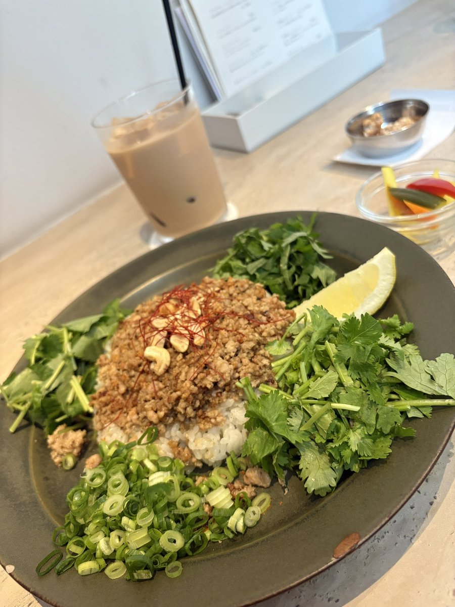charutanM's tweet photo. 今日も夏日和、
暑かったね〜🫠

お友だちとランチ😋
行きつけ玉高の天香回味の火鍋が
なくなり…鼎泰豊に💦
なので、まだまだ
スパイスカレーとスイーツ欲絶賛発動中…
オクシモロンにて
いつものレモンケーキ🍋も大好きさ😘

つい頭に流れる…
川崎さんのドンピシャソング🤭
https://t.co/WVMOkQjbGc https://t.co/I05PGIGpYO