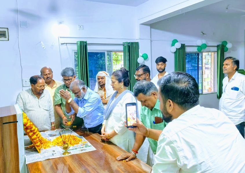 SunilKrSahu's tweet photo. @RJDforIndia झारखंड के वरिष्ठ एवं बुजुर्ग नेता राजकिशोर सिंह यादव जी के निधन पर राजद प्रदेश कार्यालय राॅंची में हम सभी कार्यकर्ताओं ने श्रद्धांजली अर्पित किया और सामाजिक न्याय की लड़ाई में उनके निष्ठा और संघर्ष से प्रेरणा लिया ! 

मौके पर प्रदेश उपाध्यक्ष बहन अनिता यादव जी , युवा प्रकोष्ठ के प्रदेश अध्यक्ष भाई रंजन कुमार जी , पार्टी के प्रदेश महासचिव - मो. इरफान अंसारी जी , श्री प्रणय कुमार बबलू जी , श्री विजय राम जी , प्रदेश सचिव श्री राम कुमार यादव जी के साथ भाई शब्बर फातमी जी , श्री क्षितिज मिश्रा जी , श्री मंतोष यादव जी , श्री लाल बाबू रजक जी , श्री अभिराज राय जी , श्री कमलेश सिंह जी इत्यादि सभी के द्वारा शोक संवेदना प्रकट की गई !
@laluprasadrjd @yadavtejashwi @JPNYadav @bholayadavmla