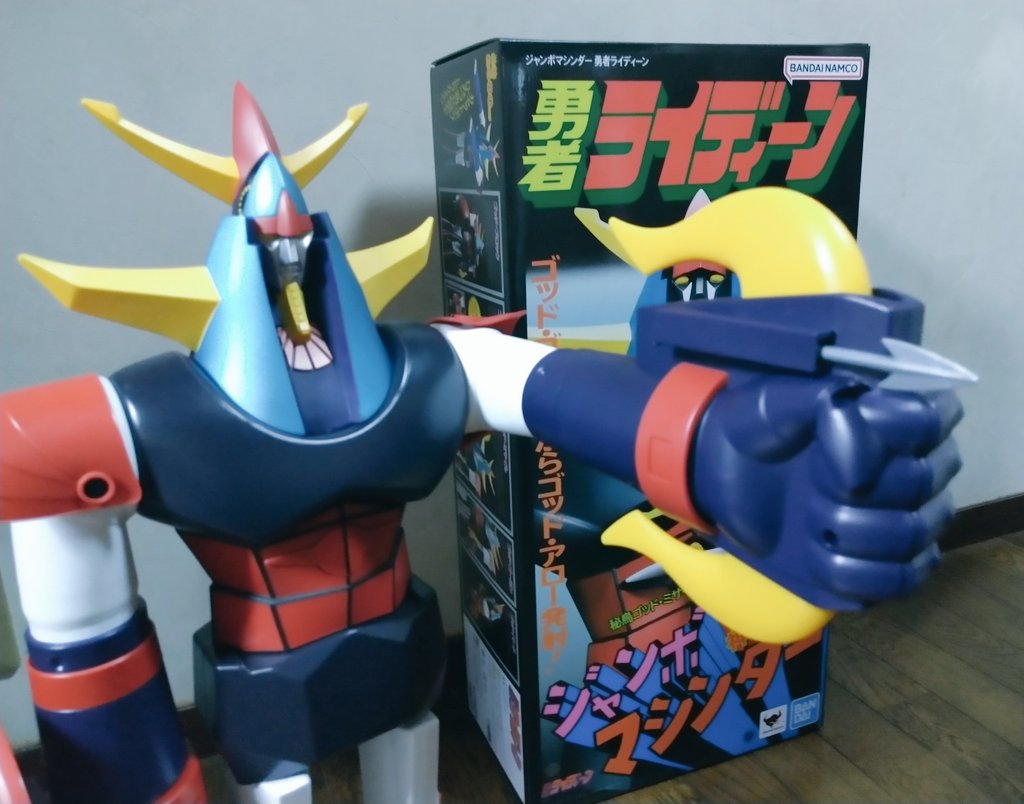 yamachanz's tweet photo. 復活JM勇者ライディーン、各種ギミック追加に熱い魂を感じます！このゴッドゴーガンも矢を発射し弓がバシャン！と立ち上がるという新規パーツを付けてくれるなんて本当に脱帽であります。ところで当時品背中にも車輪付いてなかったかな？横にしてわ〜いゴッドバードだ〜とゴロゴロ転がした記憶が。 https://t.co/F7D2pThm03
