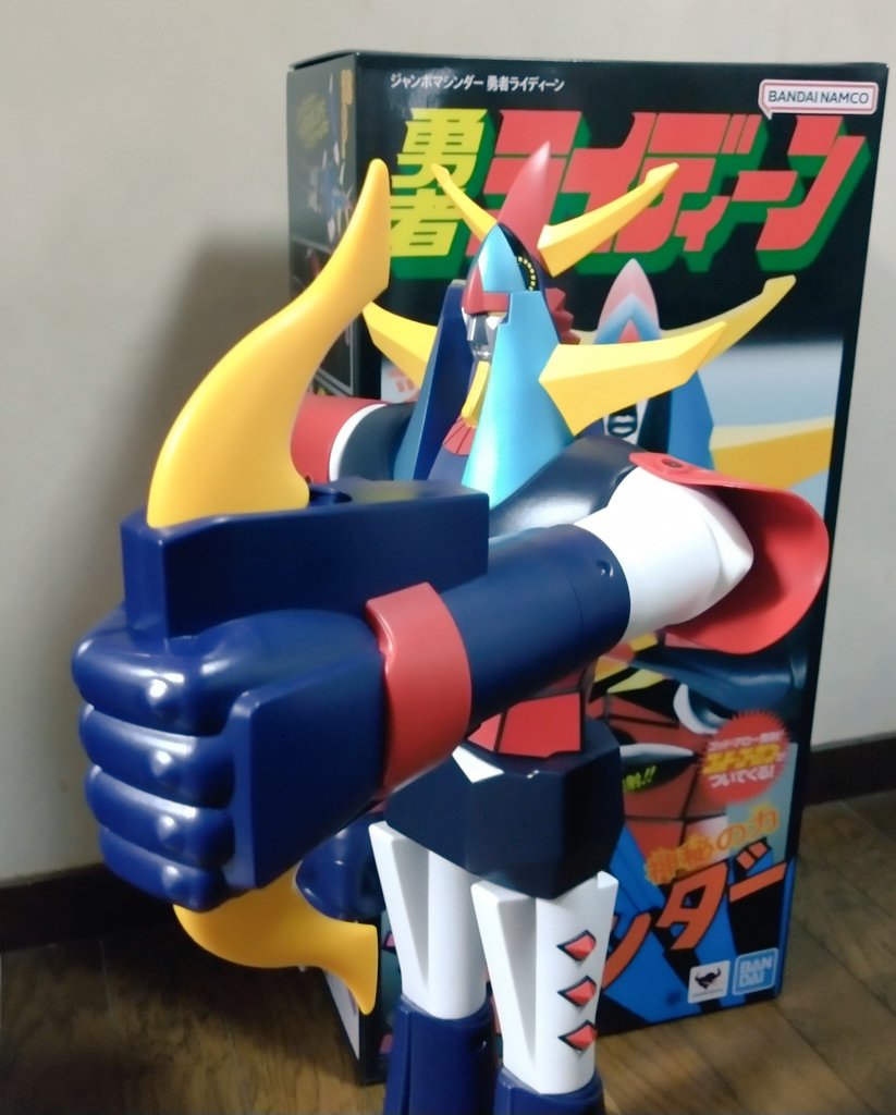 yamachanz's tweet photo. 復活JM勇者ライディーン、各種ギミック追加に熱い魂を感じます！このゴッドゴーガンも矢を発射し弓がバシャン！と立ち上がるという新規パーツを付けてくれるなんて本当に脱帽であります。ところで当時品背中にも車輪付いてなかったかな？横にしてわ〜いゴッドバードだ〜とゴロゴロ転がした記憶が。 https://t.co/F7D2pThm03