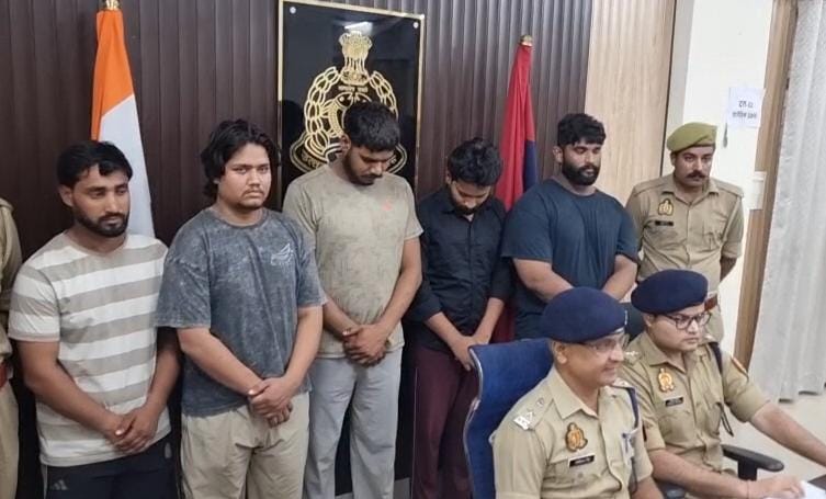 MTVLIVENEWS's tweet photo. मुरादाबाद: नौकरी दिलाने के नाम पर ठगी करने वाले गिरोह का पुलिस ने भंडाफोड़ किया है। सिविल लाइन थाना पुलिस ने कार्रवाई करते हुए 5 आरोपियों को गिरफ्तार किया है। SP सिटी रणविजय सिंह ने बताया कि आरोपियों के पास से एक लाख रुपये से अधिक नकदी, तमंचे आदि बरामद किया है। https://t.co/WPeXYHGL8i