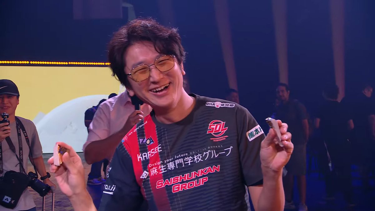 Furious_blog's tweet photo. 【EWC2026】
一見すると凶悪に見えるけど、深い意味を持つ儀式。「Esports World Cup」のプレスマシン。

▼トロフィーシステムの解説
( https://t.co/BMBNT1FXhe ) https://t.co/sjme1kzyIF