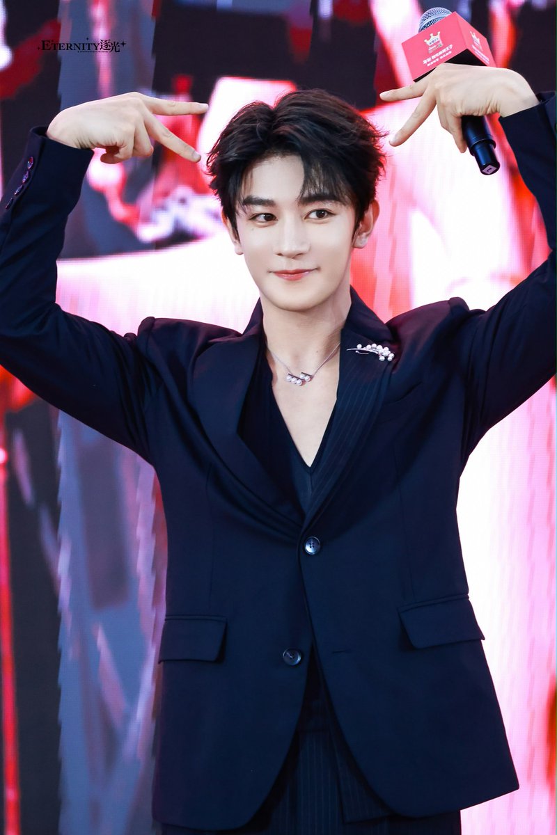 xianguang0104's tweet photo. 260710 #XiaZhiguang x MalaWangzi (Mala Prince) offline event 📸

Handsome prince Guang met his precious fans today 🥰

©️ (wb) Eternity逐光-夏之光 https://t.co/O5MvFK3Hvi