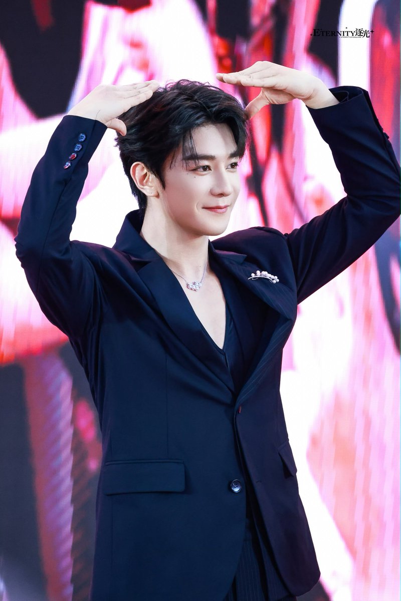 xianguang0104's tweet photo. 260710 #XiaZhiguang x MalaWangzi (Mala Prince) offline event 📸

Handsome prince Guang met his precious fans today 🥰

©️ (wb) Eternity逐光-夏之光 https://t.co/O5MvFK3Hvi