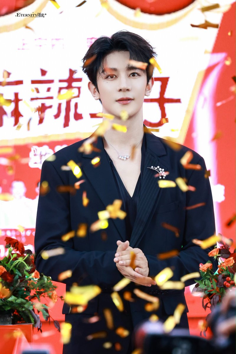 xianguang0104's tweet photo. 260710 #XiaZhiguang x MalaWangzi (Mala Prince) offline event 📸

Handsome prince Guang met his precious fans today 🥰

©️ (wb) Eternity逐光-夏之光 https://t.co/O5MvFK3Hvi
