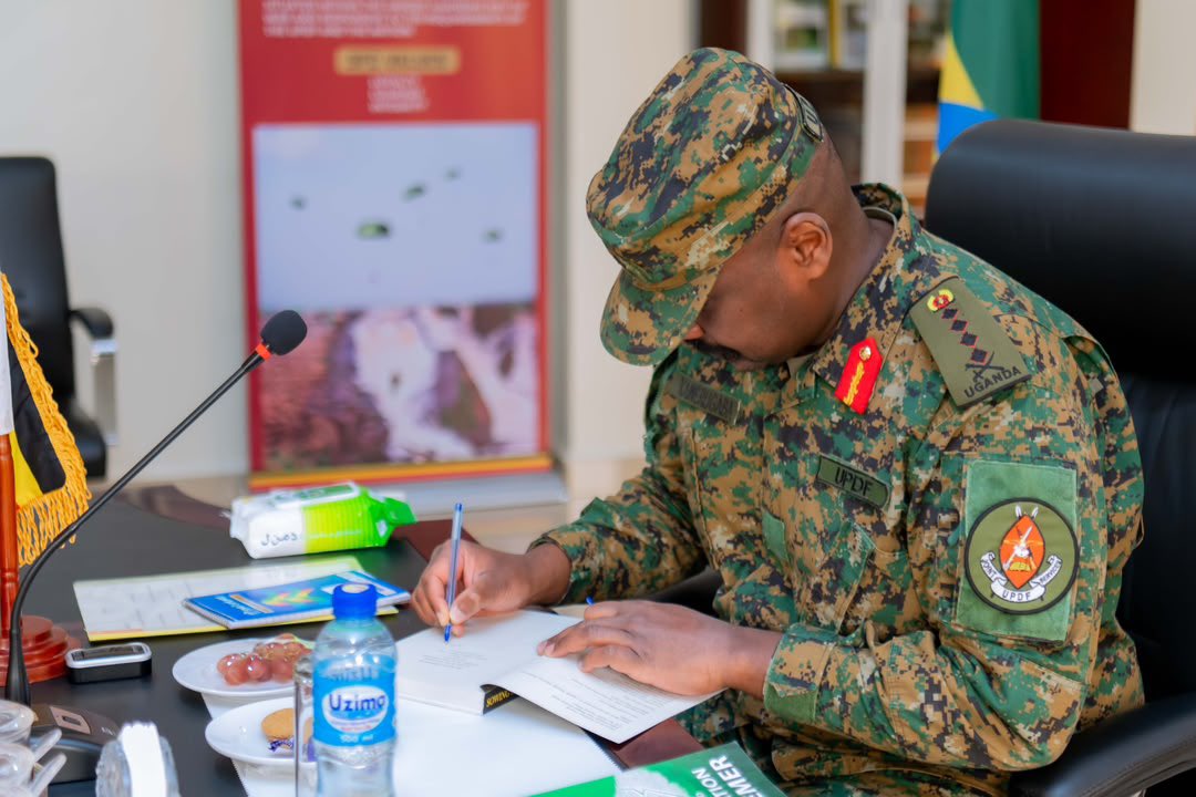 NayebaleDavid's tweet photo. Strong.
Uganda-Ethiopia ties are key for regional peace and security.
Salute to CDF @mkainerugaba and H.E. Ambassador for strengthening bilateral cooperation.
Together for a stable Horn and East Africa. #UPDF #Ethiopia https://t.co/sGPftM8025