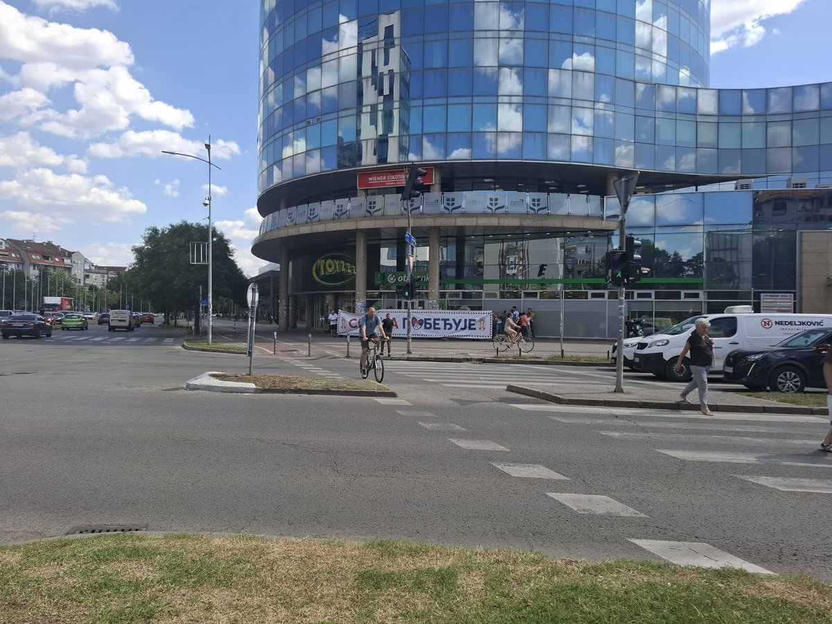 zarkobns's tweet photo. Ćaciji kao i svakog petka u 15h izašli i stoje.... svi ih zaobilaza ko da smrde.. https://t.co/MgAufjisMj