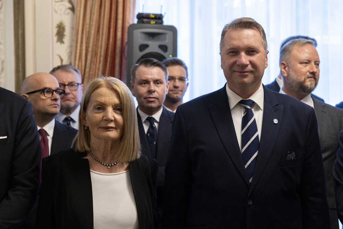 CzarnekP's tweet photo. Polska potrzebuje konstytucji, która będzie skutecznie chronić suwerenność państwa, prawa obywateli i porządek ustrojowy. Dziękuję Prezydentowi RP @NawrockiKn za powołanie do Rady Nowej Konstytucji. Czas na merytoryczną debatę i rozwiązania służące Polsce na kolejne pokolenia. 🇵🇱 https://t.co/yOqwHV1gsg