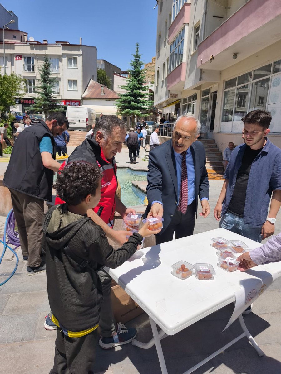 bayburtash's tweet photo. tarafından cuma namazı çıkışı vatandaşlarımıza lokma dağıtımı gerçekleştirilmiştir. https://t.co/s1XOZ0QvQR