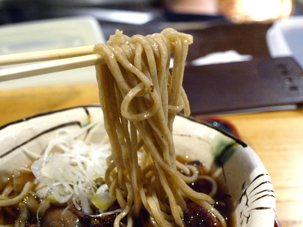 gajousan's tweet photo. 蕎麦花 王子町店

まぼろしの鶏皮そば
１，３８０円

スープ（かけつゆ）が
丸鶏のスープが加えてあるそうで
同店通常のスープより濃厚で味わい深い

フライパンとガスバーナーで焼き上げた
香ばしい鶏皮と長ネギ

#苫小牧市 #苫小牧グルメ https://t.co/7JmNgPVc93