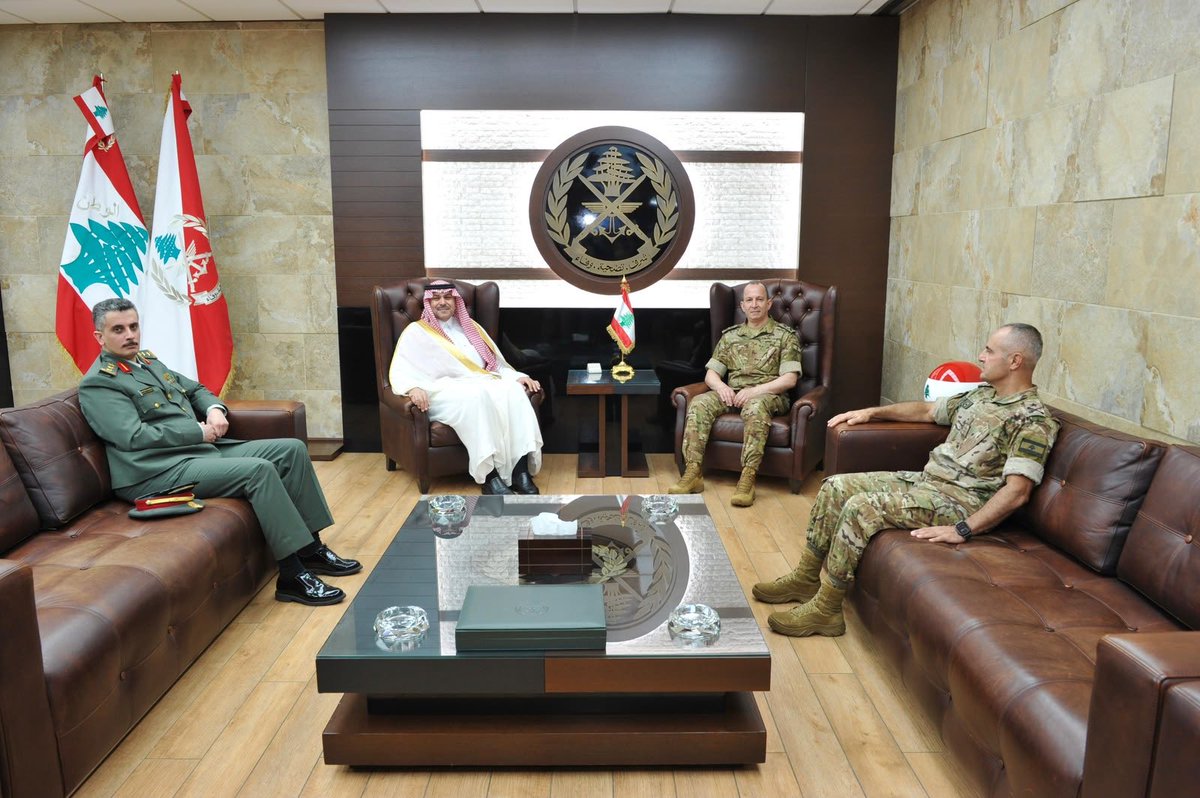sra7h11's tweet photo. ⭕️ سفير المملكة لدى لبنان فهد الدوسري يلتقي قائد الجيش اللبناني العماد رودولف هيكل

🔹 اللقاء تناول سبل تعزيز التعاون بين البلدين في المجالين العسكري والدفاعي.

🔹 بحث الجانبان مستجدات الأوضاع في لبنان والجهود المبذولة لدعم الأمن والاستقرار.

🔹 حضر اللقاء الملحق العسكري المكلف بسفارة المملكة العقيد صالح الحماد.

https://t.co/D2CakH1upg