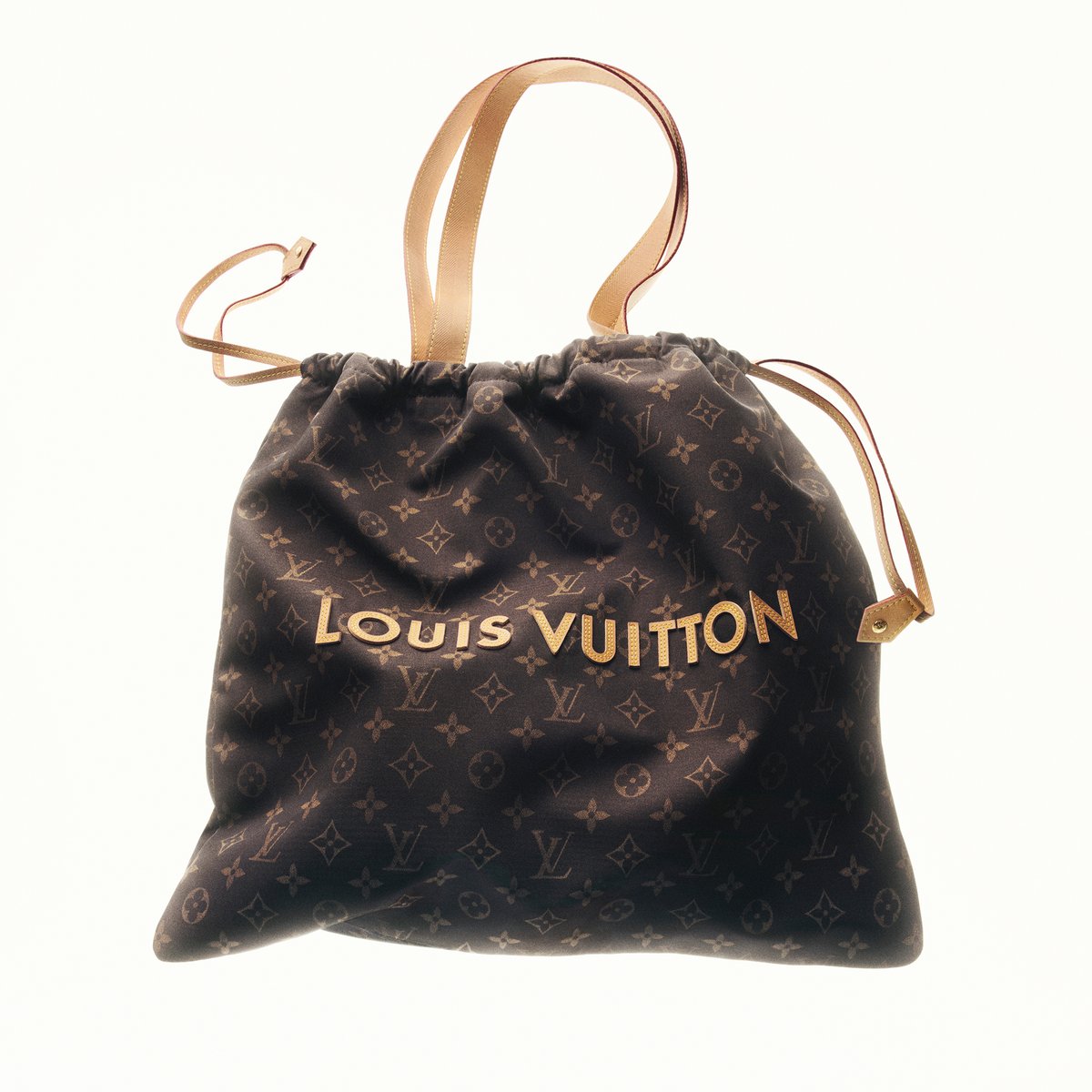 LouisVuitton's tweet photo. Supple strength. Inspired by the resilience of early silk parachutes and hot air balloons, Silk Tech brings a distinct durability and high-performance to new travel creations.

#LVMenFW26 #PharrellWilliams #LouisVuitton