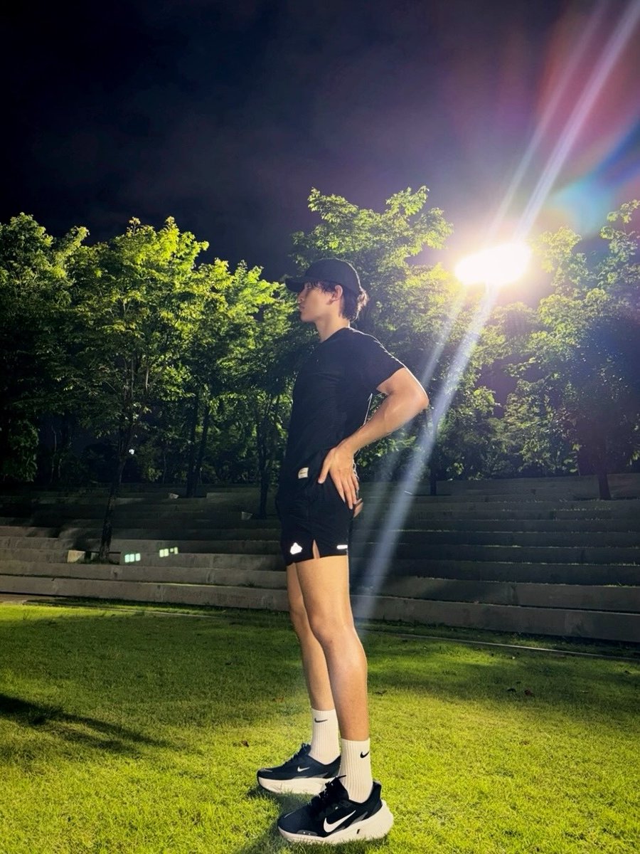 ohmmy_universe's tweet photo. "Physique is crazy, discipline is crazier. 🦾"

#OhmThitiwat #โอห์มไง https://t.co/fOgI903Qw2