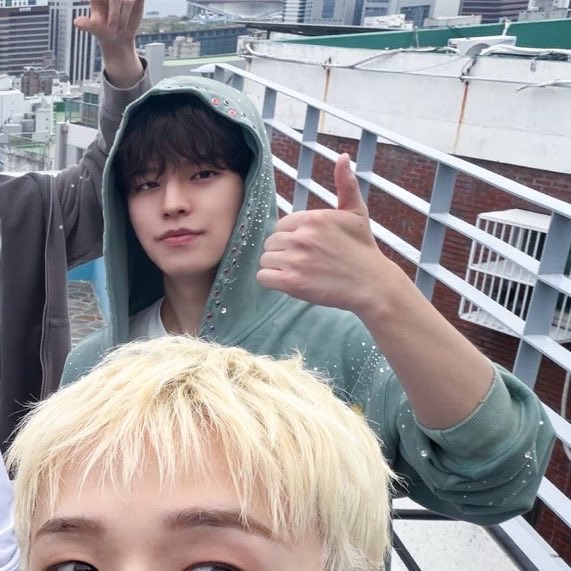 minniesmenu's tweet photo. i'm obsessed with the seunglook in this skz code ep.. he looks so boycrush with the ashy green sparkly hoodie and the slightly wavy hair 🤤 https://t.co/D7XqP0Ec8s
