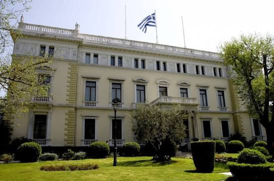 RXRqdEgogik2Z9P's tweet photo. Ραγιάδες, η κυβέρνηση ψήφισε αυξήσεις για τους υπαλλήλους της Προεδρίας της Δημοκρατίας, διότι πέθαναν στη δουλειά!!!

Για τους υπαλλήλους, λοιπόν,  της Προεδρίας της Δημοκρατίας, η Κυβέρνηση επανέφερε το Ειδικό Μισθολογικό Καθεστώς του άρθρου 12 του Π.Δ. 351/1991. Αυτό σημαίνει πρακτικά ότι για το πάσης φύσεως προσωπικό της Προεδρίας της Δημοκρατίας ενεργοποιούνται ξανά ειδικά επιδόματα και ευνοϊκότερες ρυθμίσεις που είχαν παγώσει ή καταργηθεί κατά την περίοδο των μνημονίων.

Ενώ αντίστοιχα, το άρθρο 54 προβλέπει αναδρομική αναγνώριση του χρόνου υπηρεσίας τους για την κατάταξή τους σε ανώτερα μισθολογικά κλιμάκια, γεγονός που φέρνει άμεση αύξηση στον βασικό τους μισθό.

Ραγιάδες, είμαστε μεγάλα κορόιδα!!!