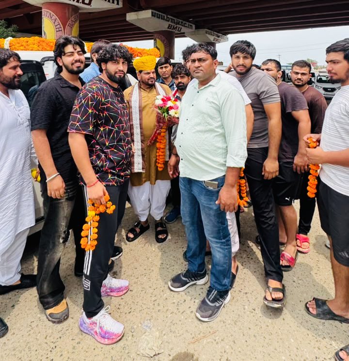 b_bhushansharan's tweet photo. 📍 हरियाणा

आज नई दिल्ली से रोहतक जाते समय बहादुरगढ़ टोल, किंग्स हवेली एवं विभिन्न स्थानों पर हरियाणा कुश्ती संघ के अध्यक्ष श्री रमेश लोहार जी, महासचिव श्री राकेश सिंह जी, श्री सत्यपाल देशवाल जी, श्री सचिन डिगलिया जी, श्री सुंदर पहलवान जी व इन सभी की पूरी टीमों एवं श्री गजेंद्र पहलवान जी तथा सभी सम्मानित साथियों द्वारा मिले आत्मीय स्वागत, स्नेह और सम्मान के लिए हृदय से धन्यवाद एवं आभार !,

आप सभी का स्नेह और विश्वास सदैव प्रेरणा देता है..!!