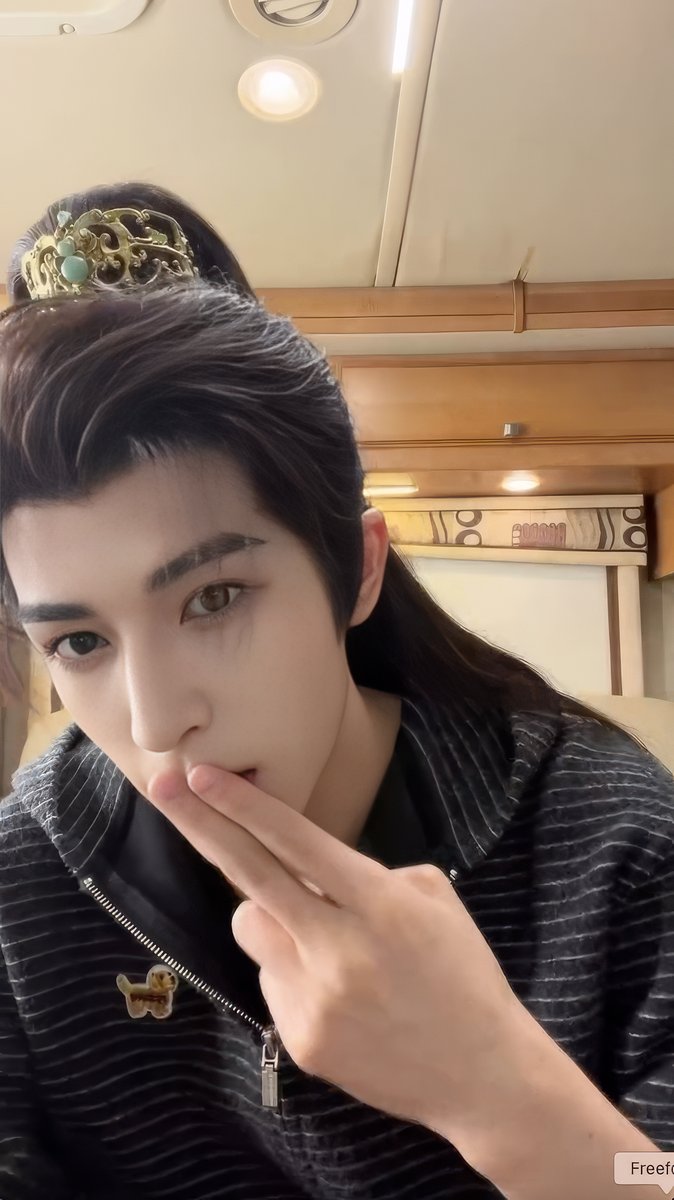 Thairath_Ent's tweet photo. ลูกชายค่ะ หล่อมาก หล่อแบบไร้บาป งื้อออออ https://t.co/DTTViUyEyx