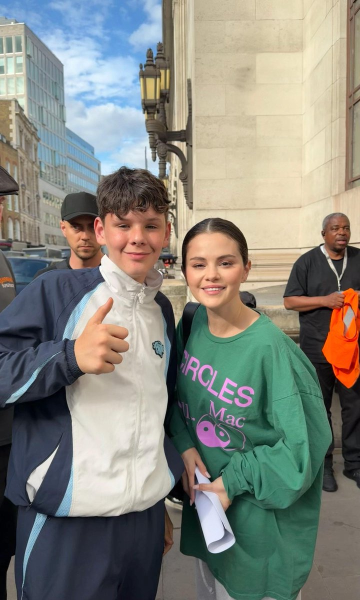 selenaecumedia5's tweet photo. Selena Gomez with a Fan in London.

Selena Gomez con un Fan en Londres. https://t.co/8aoQZL9uRH