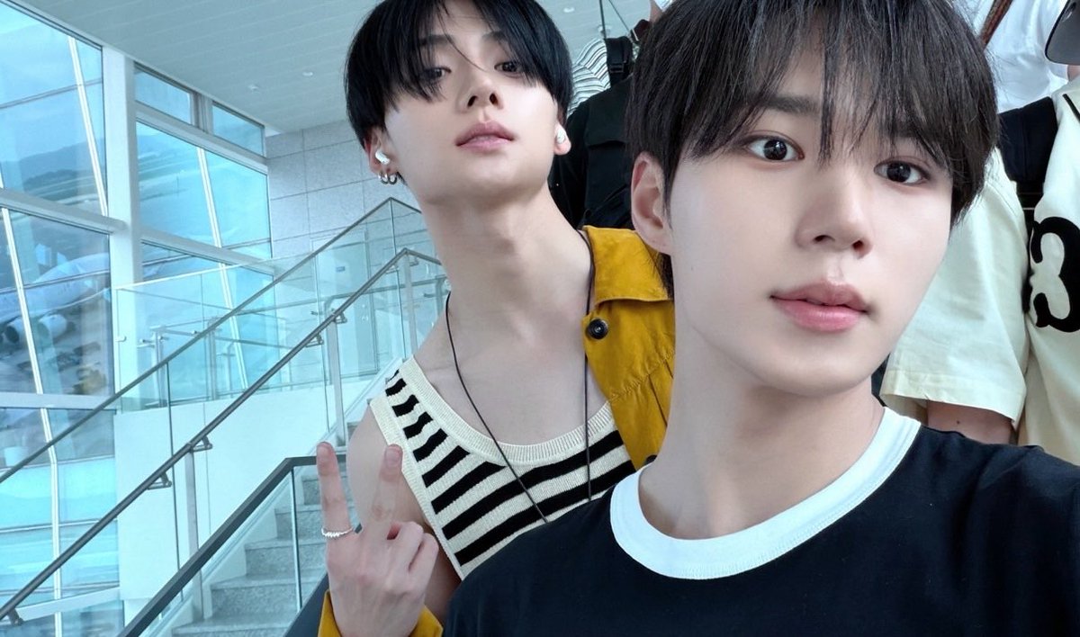 avxleowon's tweet photo. Twinksies are back twining w black hair https://t.co/UGf1MtrdUN