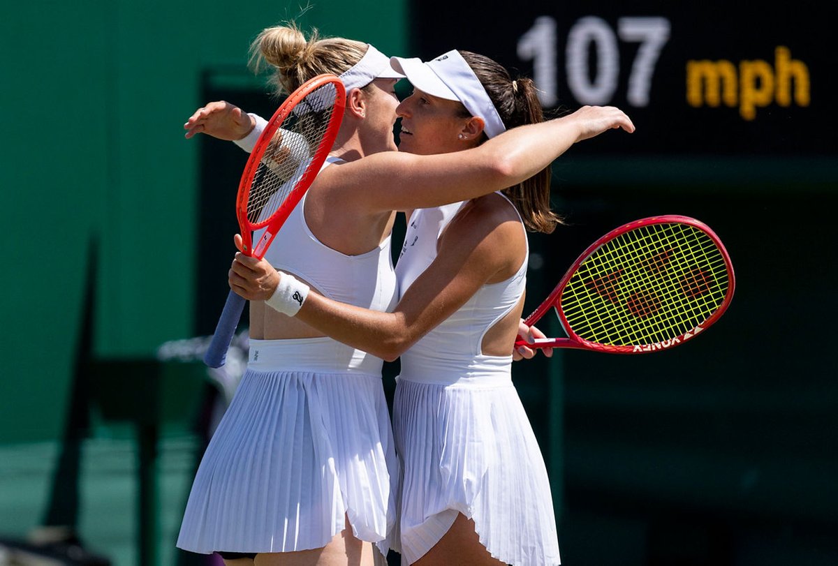 pedrohmelo_'s tweet photo. Luisa Stefani 🇧🇷 está na final da chave feminina de duplas em #Wimbledon (e de Grand Slam) pela 1ª vez na carreira! Luisa e Gabriela Dabrowski 🇨🇦 ganharam de Liang En-shuo 🇹🇼 e Shuko Aoyama 🇯🇵 por 7/5 e 6/3.

No top 5 também pela 1ª vez, Luisa será a número 4 do mundo. Ela e Dabrowski são a 2ª melhor dupla da temporada.

Luisa se junta a Maria Esther Bueno  na lista de brasileiras na final de #Wimbledon. Maria Esther ganhou nas duplas em 1958, 1960, 1963, 1965 e 1966, e perdeu em 1967.

Em Slam, Maria Esther Bueno ainda tem mais dez finais de duplas, com seis títulos (Australian Open 1960, Roland Garros 1960 e US Open 1960, 1962, 1966 e 1968).

📸 Edward Whitaker/AELTC