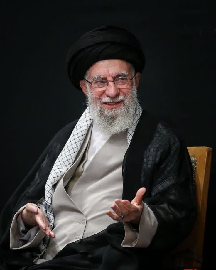 BanoohMehr's tweet photo. شنیده ام که به فتوای شما گریه در نماز بخاطر از دست دادن عزیزی ، نماز را باطل می‌کند.
حال ای عزیز من ، 
هیچ می دانی من چقدر نماز باطل شده دارم ؟! 
یا فتوای تازه ای بده یا اشاره ای به قلبم کن که آرام بگیرد .
#باید_برخاست 
#آقای_ایران https://t.co/teSHGkH4XH