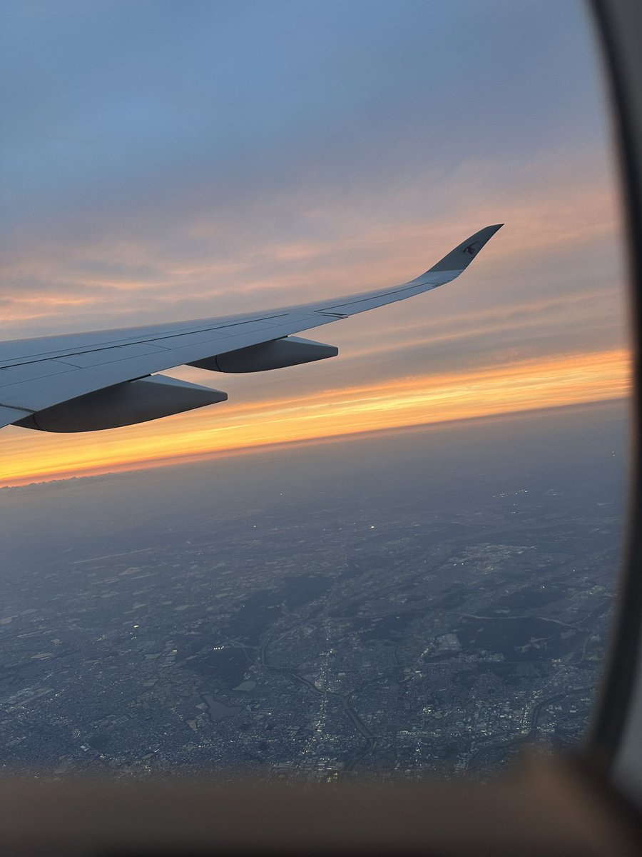45shiny's tweet photo. 今回イギリスまでカタール航空で行きました
夕日を見ながら
関空→ドーハ→ガトウィック
ヒースロー→ドーハ→関空
カタール航空の機内食は美味しくて
4回のお食事タイムでお腹満腹子
アメニティにブランケットと枕
関空からドーハは日本人CAさんがいらしたので少し安心しました

#Qatarairline https://t.co/Gow5P71pIa
