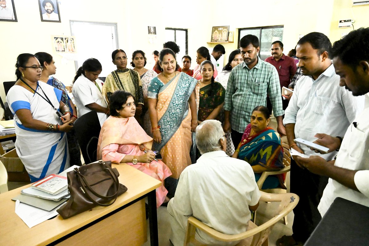 MCTTirupati's tweet photo. తిరుపతి నగరపాలక సంస్థ పరిధిలోని పరసాల వీధి, చెన్నారెడ్డి కాలనీ తదితర ప్రాంతాల్లో జరుగుతున్న ప్రత్యేక ఓటర్ల జాబితా సవరణ (SIR) ప్రక్రియను శుక్రవారం కమిషనర్ (FAC) శారదా దేవి పరిశీలించారు.
#MCT #smartcity #Tirupati #sir https://t.co/aVor9Q2RIz