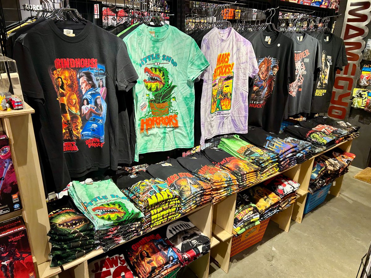 mamegyorai_jp's tweet photo. 【高円寺店情報】
豆魚雷高円寺店に夏が来た！！
今年も夏の風物詩、Tシャツが入荷しました。
なんとその量、約90種、計600枚超！過去最大級です。
ホラー作品を中心に、SF、アドベンチャー、アメコミなどなど。
今年もたくさん買うぞ！
■ホラー系:￥7,980
■その他:￥5,280
■高円寺店でのみ展開中 https://t.co/5qzw02FBsS
