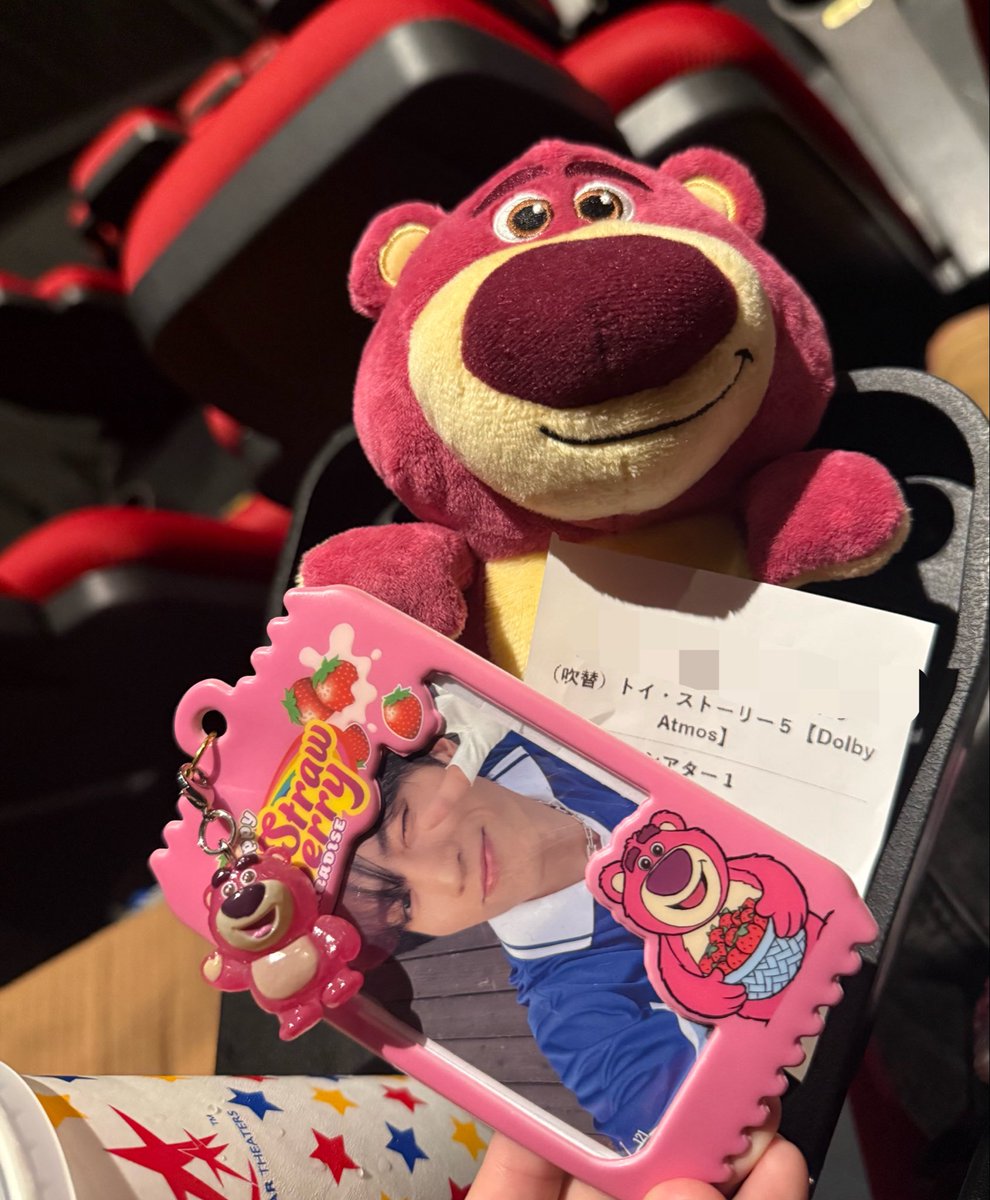 2ooo45_413's tweet photo. たくさんいる中からお気にいりサイズのロッツォを連れて観に行ってきた🐻
トレカケースもBOXから選んだらナゴドの時のままでこのトレカ入っていてなんか懐かしくなった✨ https://t.co/nRa6f3d307