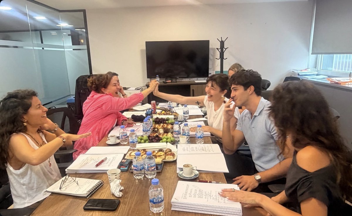 SudeBrasil's tweet photo. 📸| E ja temos fotinho do leitura de roteiro 💜

 #SudeZülalGüler |• #EnesKoçak
#ÖmürUsta https://t.co/lc67XeVvY6