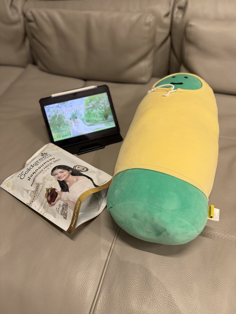 TheGoldgreen's tweet photo. คืนนี้แอดพร้อมแล้วค่ะ 💛💚 
ขนมพร้อม 🍈  
หมอนพร้อม 🛋️   
เหลือแค่รอดู 👀✨

LINGORM ILF EP4
#วาดฝันวิวาห์EP4 https://t.co/7v6uqk9eyw