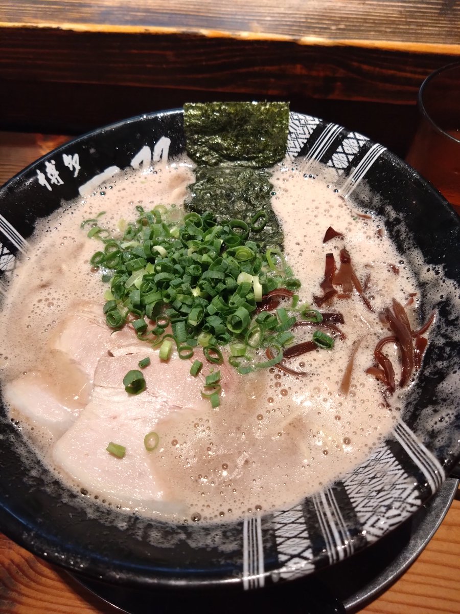 dice_DX10's tweet photo. エントリーナンバー3、ホテルを抜け出して食べる豚骨ラーメン。
店の外にすでに漂うくっさいくっさいスメルが否応なしに期待を煽る。これよ、これを食べに来たのよ。表面に泡が浮いていてまるでカプチーノのごたる。なんか知らんが異様に美味い。遅い時間に列に並んだ甲斐があった。 https://t.co/nG2jLpKBWs