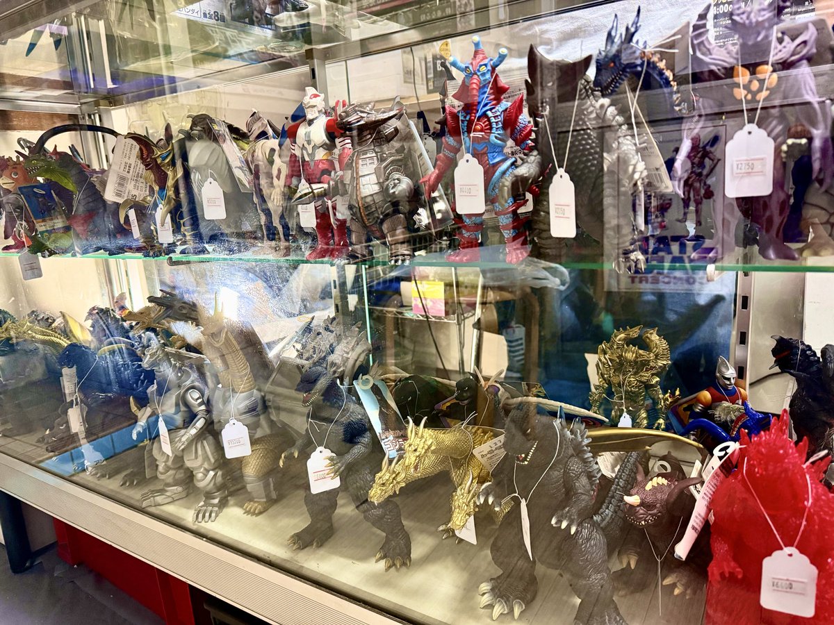 takamaruman's tweet photo. 1ヶ月ぶりに堺の「HOBBY WORLD いなちゃんとこ」へソフビを買いに♪
店長のいなちゃんと怪獣とおもちゃの話しを1時間ほど楽しんだあと怪獣ソフビを買って帰りました
楽しい時間をありがとう♪ https://t.co/zv5uaIBb4d