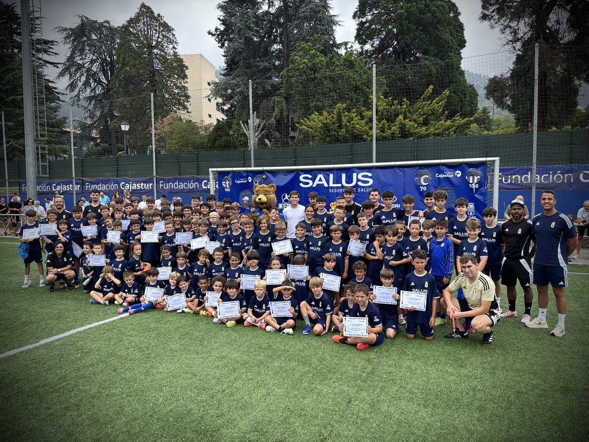 RealOviedo's tweet photo. 🥲 Y la tercera semana del Campus @SegurosSalus Real Oviedo tocó a su fin. 

🫂 Un último día que no quiso perderse nuestro jugador Samu Rodríguez y cómo no… Garra la mascota.

📸 Fútbol, firmas, fotos y DIVERSIÓN. 

@FundacionRO 
#RealOviedo 🔵⚪️ https://t.co/Mg6nTdJld5