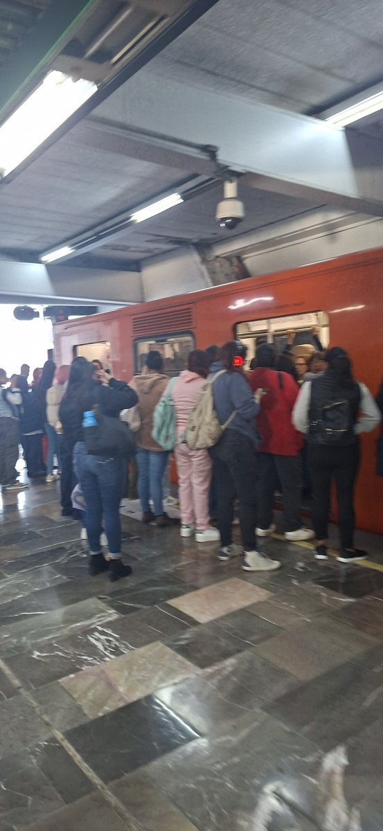 Munfeari's tweet photo. @MetroCDMX Tren lleno y detenido en indios verdes
Supongo que no avanza por la alta afluencia. https://t.co/3UPskOGhiD