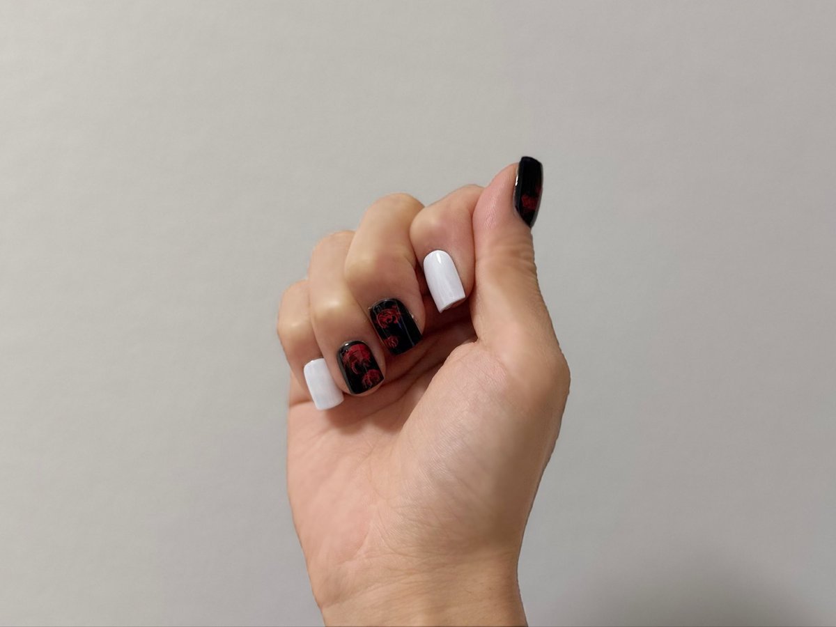 minacom_nail's tweet photo. DAZZLE『花ト囮 - 露 -』を観るということで。
先日作った黒と白のシンプルネイルを再利用して、狐面と曼珠沙華をのせました。
公演はとても素晴らしくて、ダンスは勿論のこと、その演出に脱帽でした。

#DAZZLE花ト囮露2026 
#花ト囮
#雨ト露
#観劇ネイル 
#メンズネイル https://t.co/0mCZIhPwIY