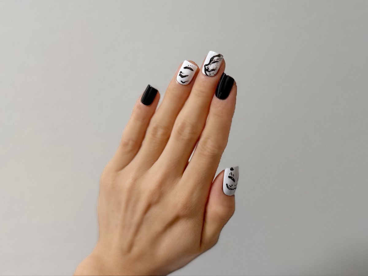 minacom_nail's tweet photo. DAZZLE『花ト囮 - 露 -』を観るということで。
先日作った黒と白のシンプルネイルを再利用して、狐面と曼珠沙華をのせました。
公演はとても素晴らしくて、ダンスは勿論のこと、その演出に脱帽でした。

#DAZZLE花ト囮露2026 
#花ト囮
#雨ト露
#観劇ネイル 
#メンズネイル https://t.co/0mCZIhPwIY