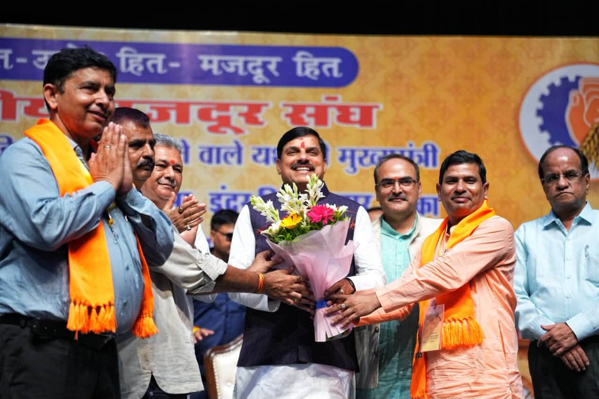 Indersinghsjp's tweet photo. अतिथि विद्वानों का सम्मान, सुरक्षा और उज्ज्वल भविष्य हमारी सरकार का अटूट संकल्प है।

आज माननीय मुख्यमंत्री @DrMohanYadav51 जी के मुख्य आतिथ्य में भोपाल स्थित रवीन्द्र भवन के हंसध्वनि सभागार में आयोजित प्रदेश स्तरीय 'अतिथि विद्वान सम्मेलन' में सहभागिता कर प्रदेशभर से आए अतिथि विद्वानों से आत्मीय संवाद का अवसर प्राप्त हुआ।

मुख्यमंत्री जी के नेतृत्व में प्रदेश सरकार उच्च शिक्षा एवं तकनीकी शिक्षा को अधिक सुदृढ़, पारदर्शी, नवाचार-आधारित और शिक्षक-केंद्रित बनाने के साथ-साथ अतिथि विद्वानों के हितों के संरक्षण एवं उनके भविष्य को सुरक्षित करने के लिए दृढ़ संकल्पित है। इसी प्रतिबद्धता के अंतर्गत उच्च शिक्षा विभाग में सहायक प्राध्यापक भर्ती में अतिथि विद्वानों के लिए 25 प्रतिशत आरक्षण, फॉलन आउट अतिथि विद्वानों को प्रति माह दो बार विकल्प चयन का अवसर, वर्ष में एक बार स्थान परिवर्तन तथा यथासंभव निकटतम स्थान पर पदस्थापन का अवसर, 13 आकस्मिक अवकाश, 3 ऐच्छिक अवकाश एवं महिला अतिथि विद्वानों के लिए मातृत्व अवकाश जैसी अनेक महत्वपूर्ण सुविधाएँ सुनिश्चित की गई हैं। ये निर्णय अतिथि विद्वानों के सम्मान, सामाजिक सुरक्षा और गरिमापूर्ण कार्य परिवेश के प्रति सरकार की संवेदनशील प्रतिबद्धता का परिचायक हैं।

तकनीकी शिक्षा विभाग में कार्यरत अतिथि विद्वानों को भी उच्च शिक्षा विभाग की भाँति इन हितकारी प्रावधानों का लाभ उपलब्ध कराने की दिशा में सरकार गंभीरता और प्रतिबद्धता के साथ कार्य कर रही है, ताकि दोनों विभागों के अतिथि विद्वानों को समान अवसर, समान संरक्षण और समान सम्मान प्राप्त हो सके।

कार्यक्रम के दौरान यह भी अवगत कराया कि लंबे समय से सेवाएँ दे रहे वरिष्ठ अतिथि विद्वानों के भविष्य को अधिक सुरक्षित एवं सुव्यवस्थित बनाने के उद्देश्य से उच्च शिक्षा विभाग द्वारा एक उच्चस्तरीय समिति का गठन किया गया है। माननीय मुख्यमंत्री जी के निर्देशानुसार समिति की अनुशंसाओं के आधार पर शीघ्र ही सकारात्मक निर्णय लिए जाएंगे। अतिथि विद्वानों के दीर्घकालिक हितों, सम्मान, सामाजिक सुरक्षा एवं सेवा स्थिरता को सुनिश्चित करने के उद्देश्य से मध्यप्रदेश में एक "उत्कृष्ट एवं अनुकरणीय व्यवस्था" विकसित करने की दिशा में सतत कार्य किया जा रहा है।

हमारा विश्वास है कि शिक्षकों का सम्मान और उनका सशक्तिकरण ही गुणवत्तापूर्ण उच्च शिक्षा एवं तकनीकी शिक्षा की सबसे मजबूत आधारशिला है। प्रत्येक अतिथि विद्वान को सम्मान, सुरक्षा, अवसर और विश्वास से परिपूर्ण कार्य वातावरण उपलब्ध कराना तथा उनके उज्ज्वल भविष्य को सुनिश्चित करना हमारी सरकार की सर्वोच्च प्राथमिकता है।