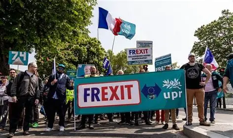 FRANCINEJACQU11's tweet photo. Le seul qui mérite vraiment le vote des 🇫🇷, qui a sacrifié sa carrière de Haut Fonctionnaire depuis 19 ans pour SERVIR non pas SES INTERETS PERSONNELS MAIS VRAIMENT LA 🇫🇷 : Asselineau. Tous les autres sont des voies de garage pour diviser les 🇫🇷 sur LA QUESTION DE SURVIE de la 🇫🇷 https://t.co/zsemlulcS2