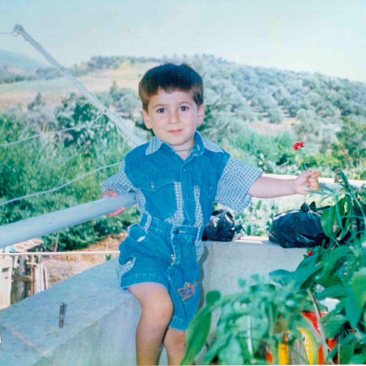 egemeric24's tweet photo. "Bu toprakta kalır adın"

Abimiz, kardeşimiz, dostumuz... Bu ülkenin onurlu ve haysiyetli insanlarının kalbinde her zaman yaşayacaksın habibi. Çocuklarımızın özgür doğacağı günlere olan düşlerimiz, seninle var olacak.