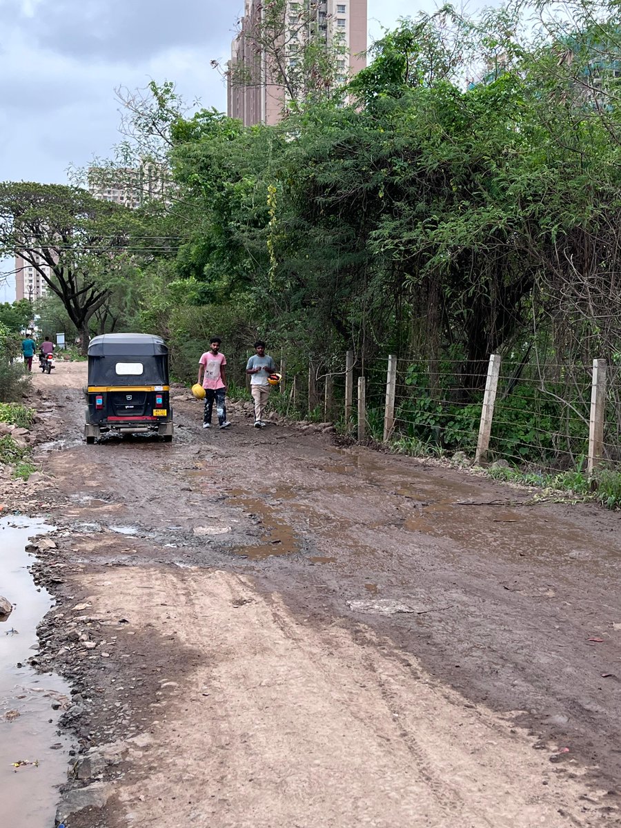 ritjain74's tweet photo. @PMOIndia @PMCPune @aajtak @ABPNews @CNNnews18 @abpmajhatv  When potholes became a hazard and authorities stayed silent, responsible citizen stepped up despite rain. Less complaints, more action-making roads safer for everyone. #RoadSafety #ActiveCitizenship https://t.co/D76Xzar8Vg