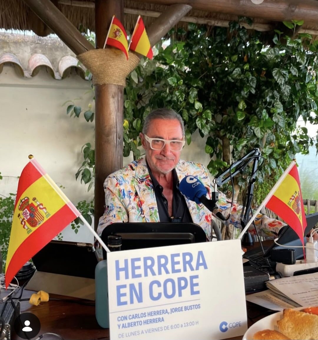 losfosfonautas's tweet photo. 🔚 Final de la temporada 25/26 de @HerreraenCOPE 📻 con el líder, Alberto Herrera, @JorgeBustos1 y el nuevo miembro de la familia Herreriana, el NIETO 👶

👏 Feliz verano 🏖 a todos los #fosfonautas 👋

2/2 https://t.co/sH1dcb5zYv