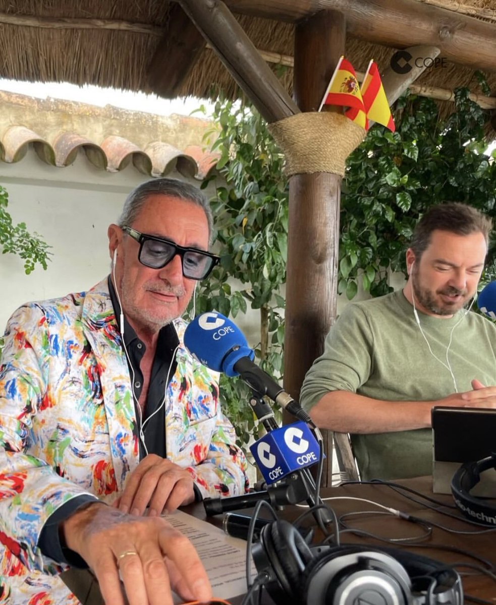 losfosfonautas's tweet photo. 🔚 Final de la temporada 25/26 de @HerreraenCOPE 📻 con el líder, Alberto Herrera, @JorgeBustos1 y el nuevo miembro de la familia Herreriana, el NIETO 👶

👏 Feliz verano 🏖 a todos los #fosfonautas 👋

2/2 https://t.co/sH1dcb5zYv