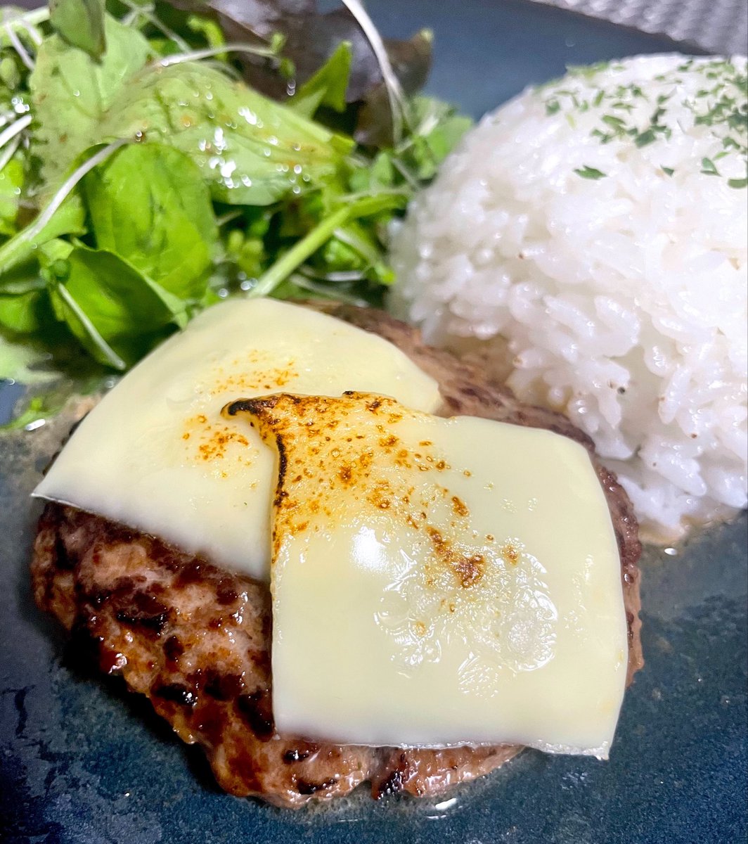 One_plate_19's tweet photo. ガーリックバターのチーズハンバーグ
130gで少し小さめではありますが食べ応えのあるソースとなっております https://t.co/XhmM5FYcwd
