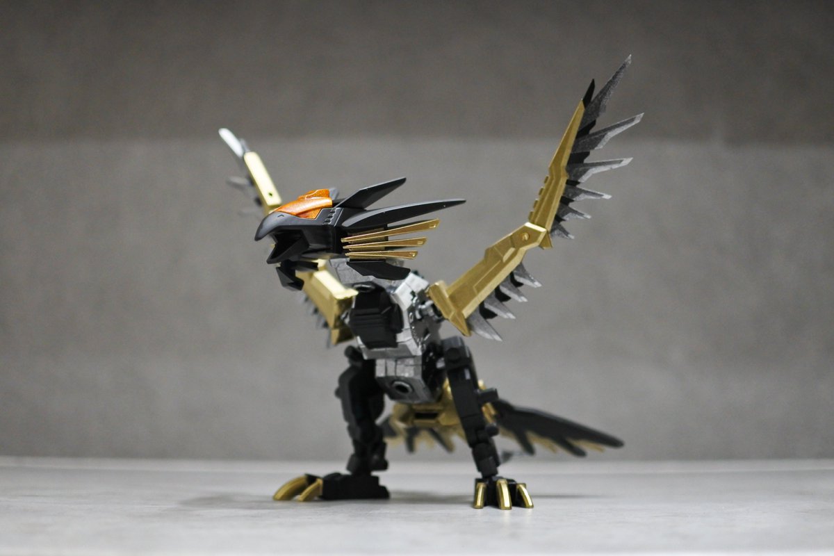 bettyhobby3425's tweet photo. ゾイドジェネレイションズより、煌く獣こと『ブライトホーク』完成

ネオブロックス各種と廃ランナーでボディを、3Dプリンターで主翼と尾翼を製作・全塗装

差し替えで封印の刀モードにも変形
ライガーブルーソウガに咥えさせ、スタンドなしでも構えることができます

ちょっとだけ続きます↓ https://t.co/lD5ALhwDmV